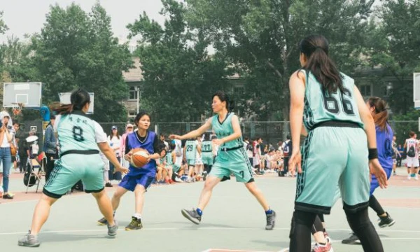 如何在篮球冬令营中加强体能训练?_0